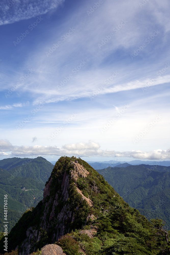 夏山の登山で撮影した四国山地の石鎚山 夏山の登山で撮影した四国山地の石鎚山
