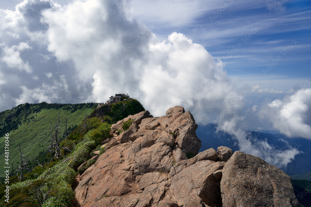 夏山の登山で撮影した四国山地の石鎚山