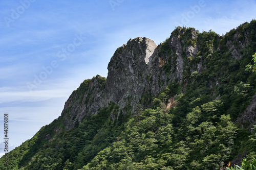 夏山の登山で撮影した四国山地の石鎚山