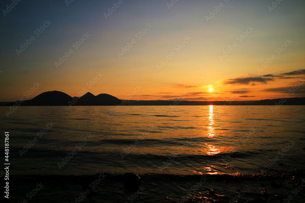 洞爺湖、中島と夕日