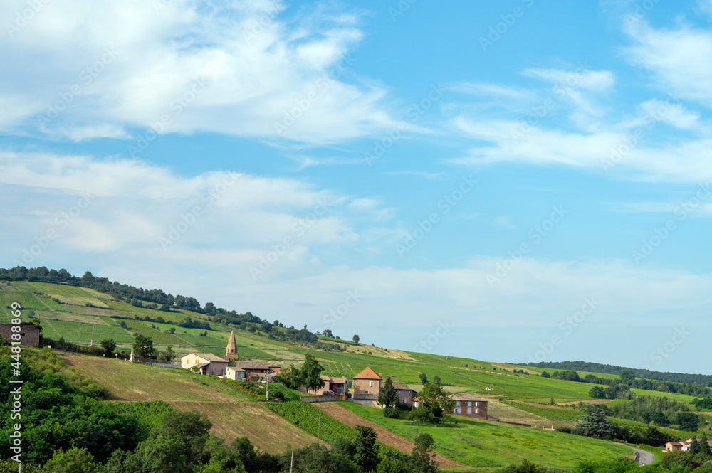 Le village de Saint-Vérand dans le vignoble du Beaujolais en Saône et Loire en France en été