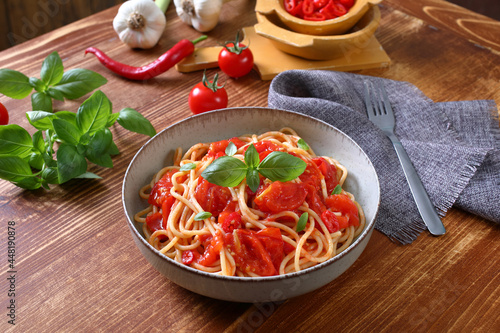 pasta spaghetti piccanti con pomodoro photo