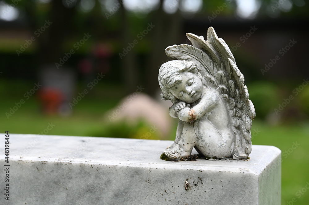 Kleiner Engel als Dekoration auf einem Grabstein Kleiner Engel als Dekoration auf einem Grabstein