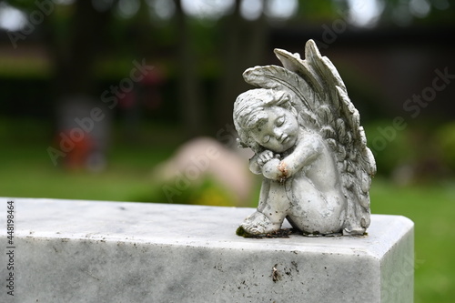 Kleiner Engel als Dekoration auf einem Grabstein