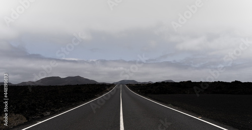 carretera con lineas rectas al horizonte