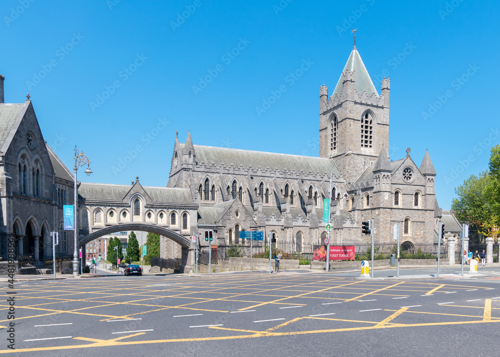 Irland, Dublin: Street scene with famous Dublinia Museum and part of the Christ Church Cathedral in the Irish capital and blue sky in the background.