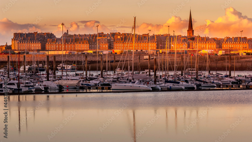 Remparts et port de Saint Malo - obrazy, fototapety, plakaty 