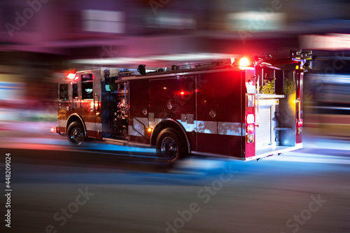 Photographie A fire engine responds to the scene of an emergency.