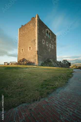 Assurta a simbolo della città, la torre faceva parte di un castello fatto edificare nel 1072 dal Gran Conte Ruggero per garantire la protezione della valle del Simeto dalle incursioni islamiche. 30/12 photo