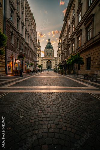 Night shot of a church in the city. early in the morning people teaching in historical surroundings Ungarn Budapest © Jan