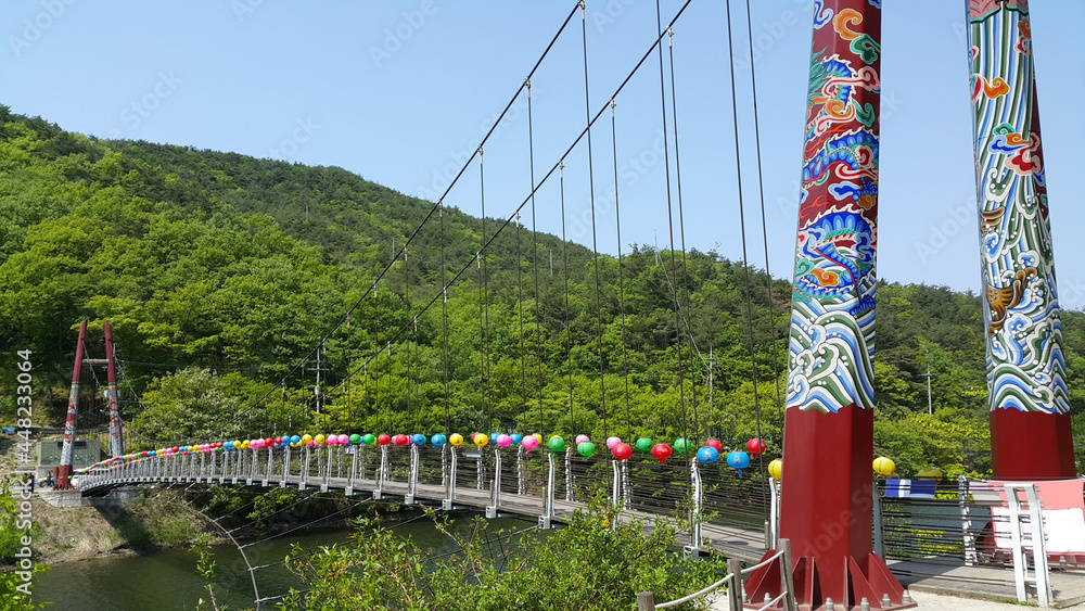 포항 오어사의 호수를 건너는 다리