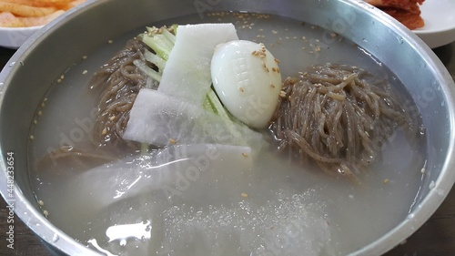 Obraz na płótnie 백령도 지역 물냉면 w salonie