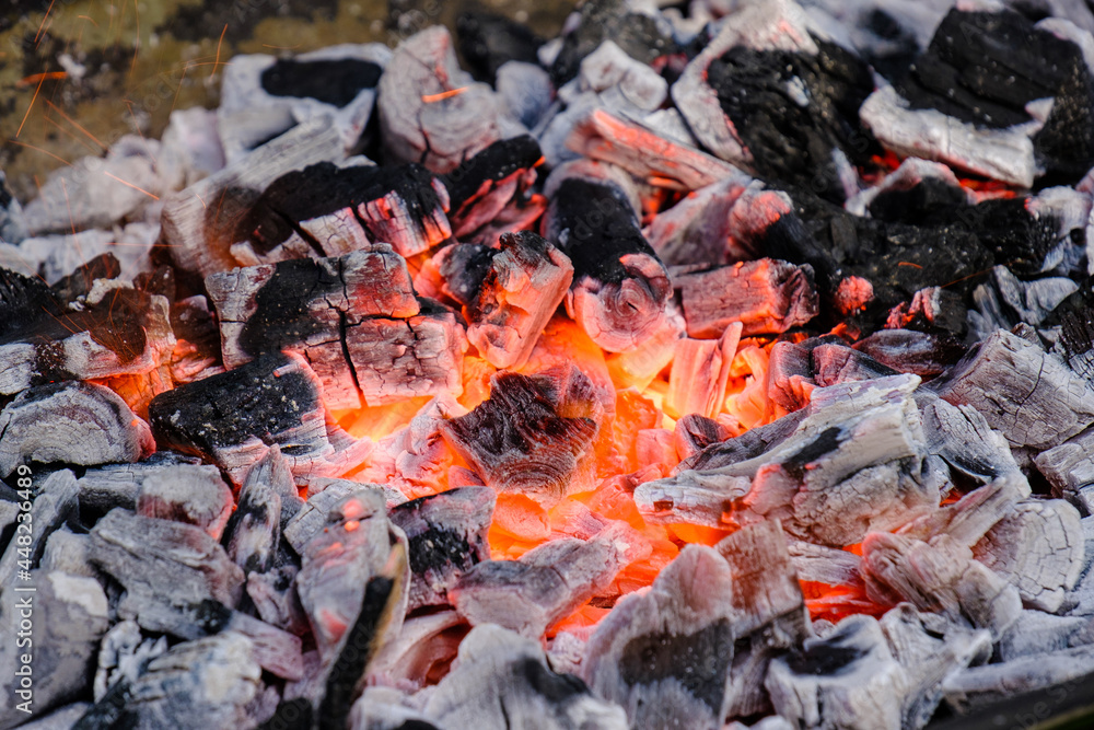 Rot glühende Kohlen in einem Grill beim Grillen Rot glühende Kohlen in einem Grill beim Grillen