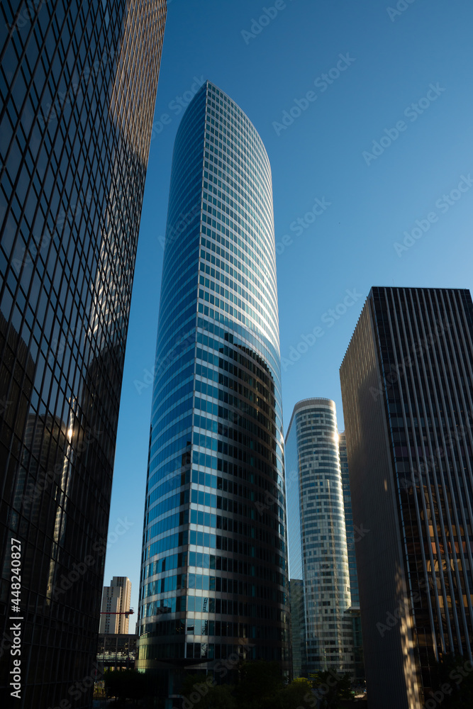 Tours de bureaux modernes en acier et en verre situées dans un quartier d'affaires international, Paris- La Défense, France. Concepts d'affaires et de finance globale