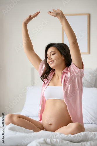 Beautiful pregnant woman re...