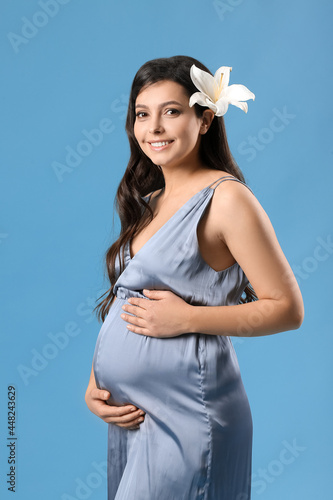 Young pregnant woman with l...