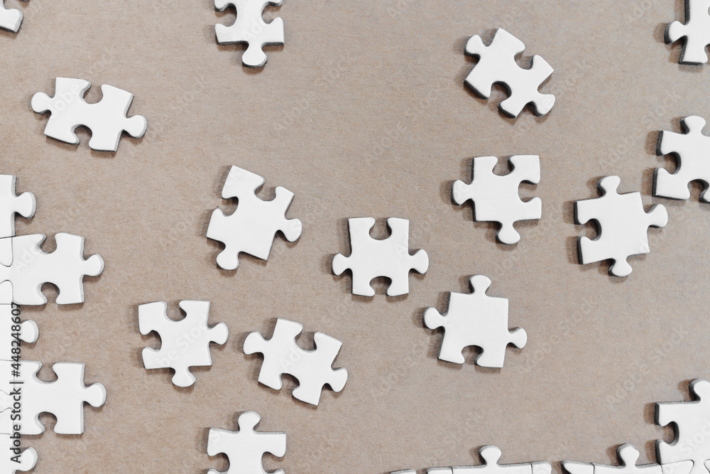 Naklejka premium White jigsaw puzzles 