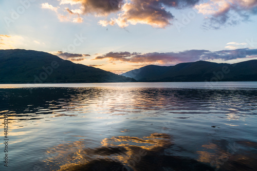 Sonnenuntergang über Loch Linnhe bei Fort William, Highlands, Schottland