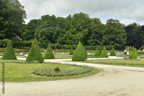 Le jardin français avec ses haies en cônes au domaine des Trois Fontaines à Vilvoorde 