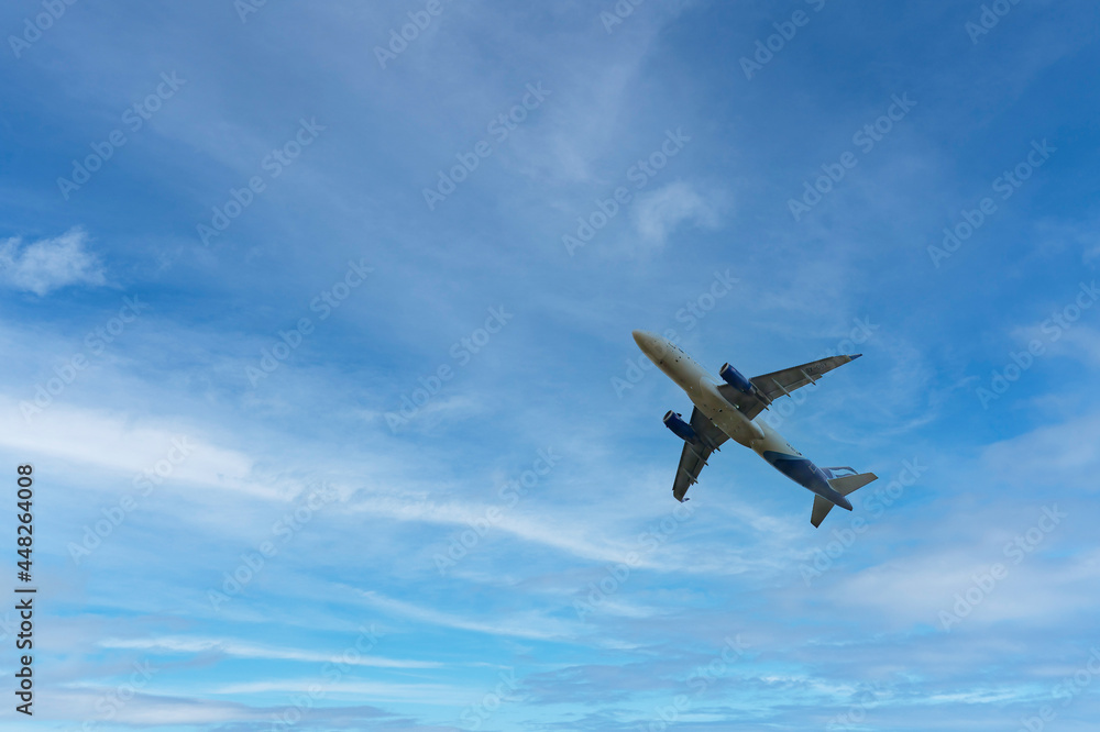Flightradar24 is a global flight tracking service that provides you with real-time information about thousands of aircraft around the world Flightradar24 is a global flight tracking service that provides you with real-time information about thousands of aircraft around the world