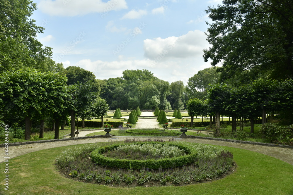 L'un des parterres de fleurs circulaires au jardin français du domaine des Trois Fontaines à Vilvoorde