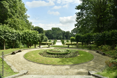 L'un des parterres de fleurs circulaires au jardin français du domaine des Trois Fontaines à Vilvoorde