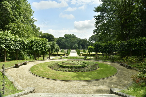 Foto L'un des parterres de fleurs circulaires au jardin français du domaine des Trois