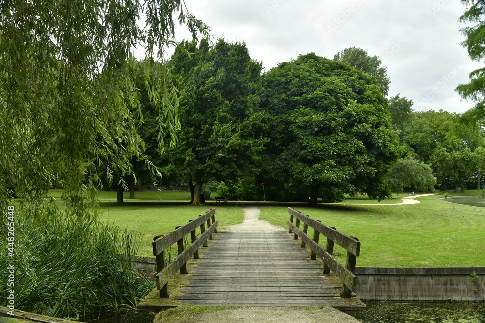 Petit pont en bois enjambant un des bras étroits de l'étang principal du parc des Trois Fontaines à Vilvoorde