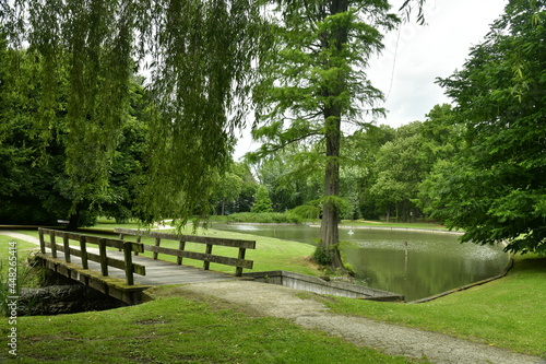 Petit pont en bois enjambant un des bras étroits de l'étang principal du parc des Trois Fontaines à Vilvoorde photo