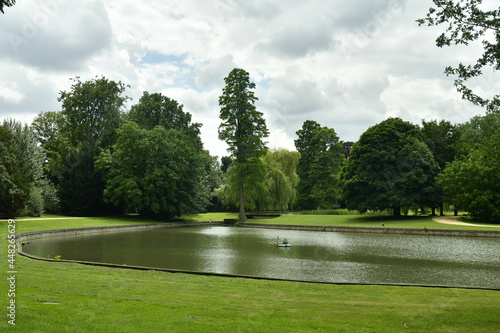 Le grand étang du parc des Trois Fontaines à Vilvoorde sous un ciel gris et couvert