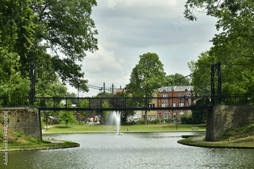 Pont suspendu métallique traversant le bras d'eau séparant les deux étangs du parc Hanssens à Vilvoorde  photo