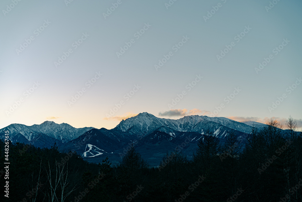 日本の山脈。長野県。夕焼け。美しい冬の山の景色。 日本の山脈。長野県。夕焼け。美しい冬の山の景色。