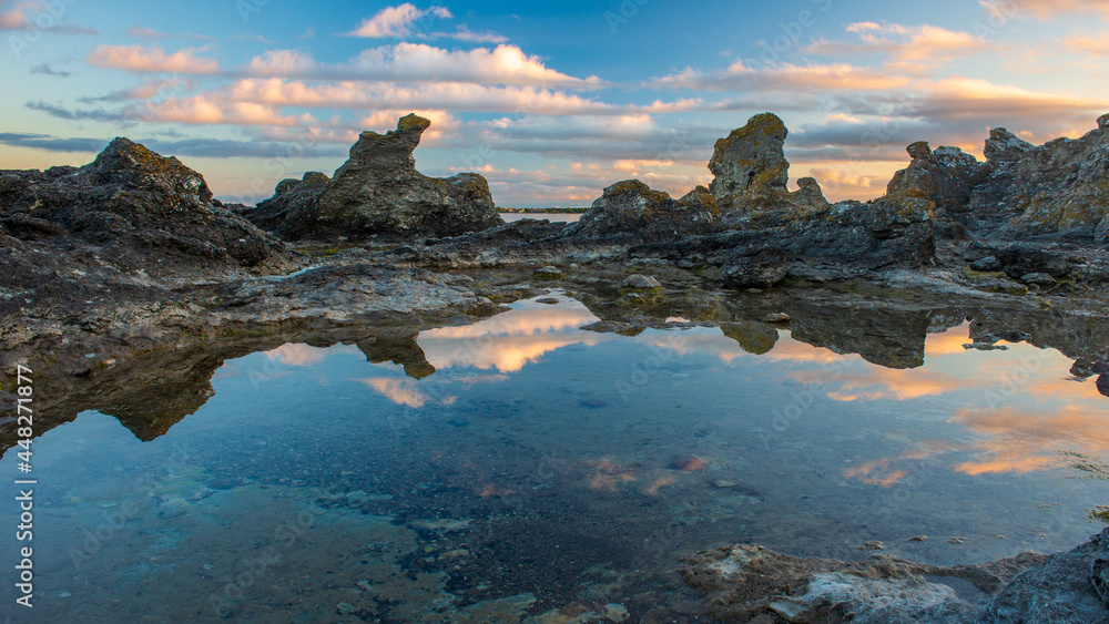 Fototapeta premium Folhammar i solens sista strålar