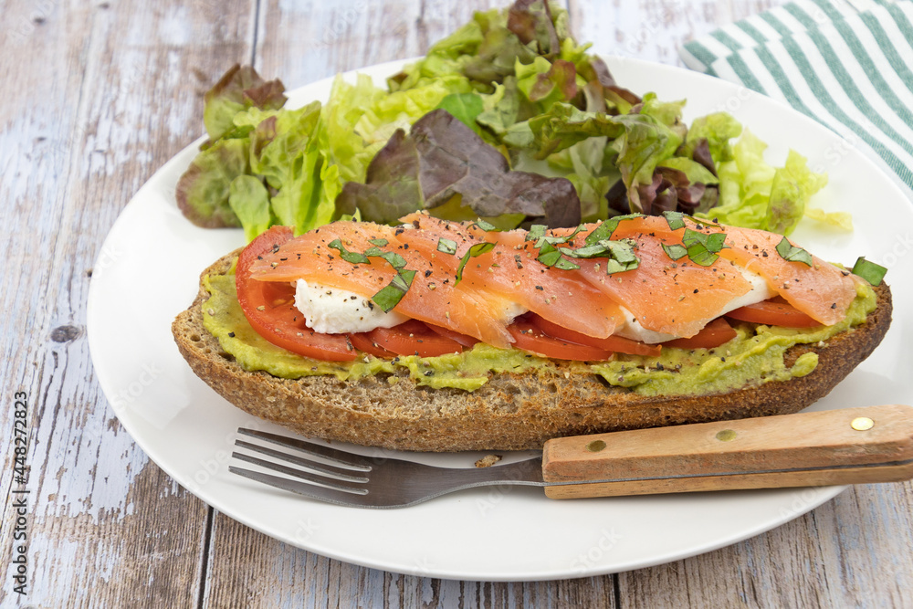 tartine de pain au saumon fumé, guacamole, mozzarella et tomate