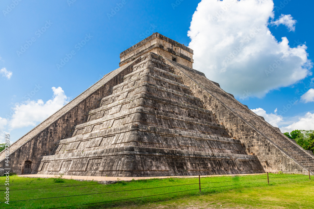 Mayan Pyramid El Castillo (The Kukulkan Temple) of Chichen Itza, in Yucatan, Mexico.