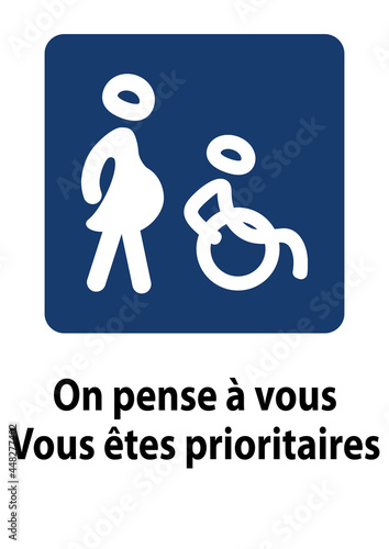 affiche pour indiquer aux femmes enceintes et personnes handicapées qu'elles sont prioritaires en noir représenté par une femme enceinte et une personne en fauteuil roulant en blanc dans un carré bleu
