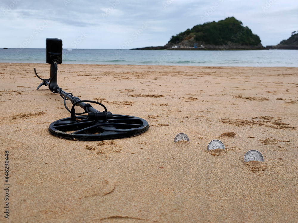Φωτογραφία the metal detector lies on the sand against the background of the sea next to si