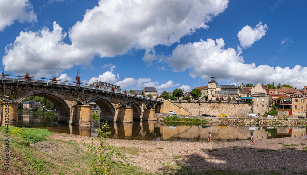 Le Bugue (Dordogne, France) - Vue panoramique du pont et des bords de la Vézère

