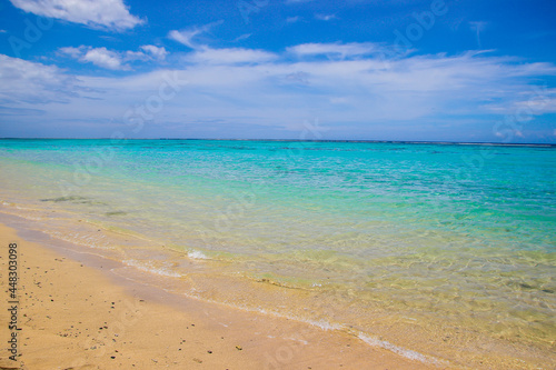 Fototapeta Naklejka Na Ścianę i Meble -  Tahiti stunning beautiful beaches, white sand, clear turquoise water, blue lagoons, Tahiti, French Polynesia, Pacific islands