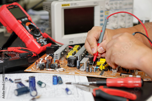 maintenance technician Proficient electronic device measurement based on the concept of expert maintenance technicians.