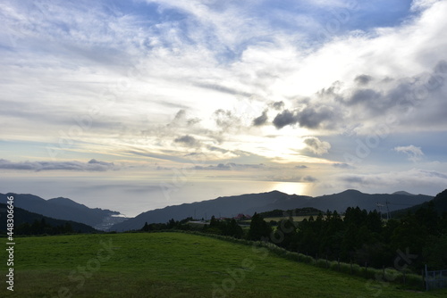 高原と夏空