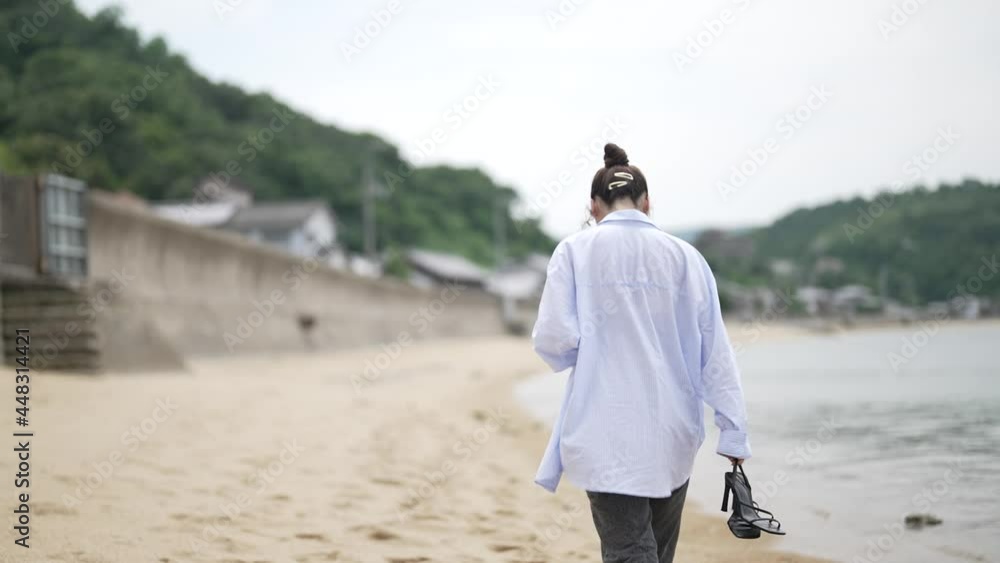 海岸を歩く女性 海岸を歩く女性