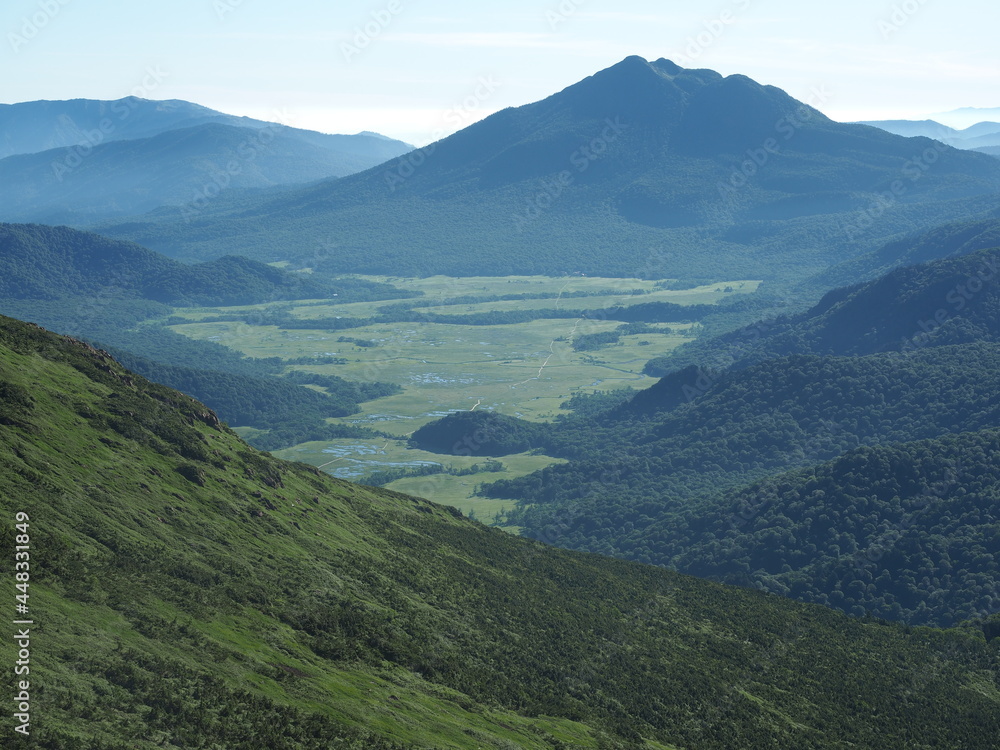 Obraz premium 至仏山登山道から見る尾瀬ヶ原と燧ケ岳