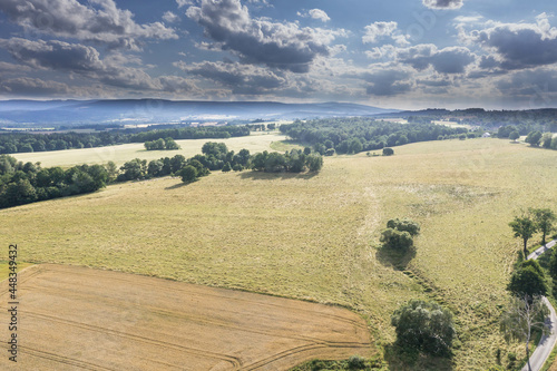 Przedgórze Sudeckie. Pofałdowany teren pokryty polami uprawnymi i lasami. Zdjęcie wykonane z użyciem latającego drona.