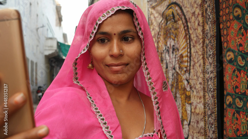 Canvas Print Indian woman in traditional Indian clothes doing a selfie