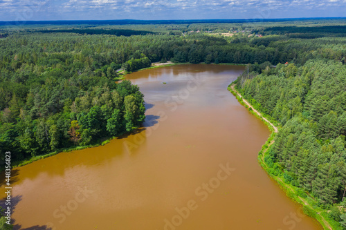 Akwen wodny położony wśród zielonych lasów. Zdjęcie zrobione z wysokości przy użyciu drona.