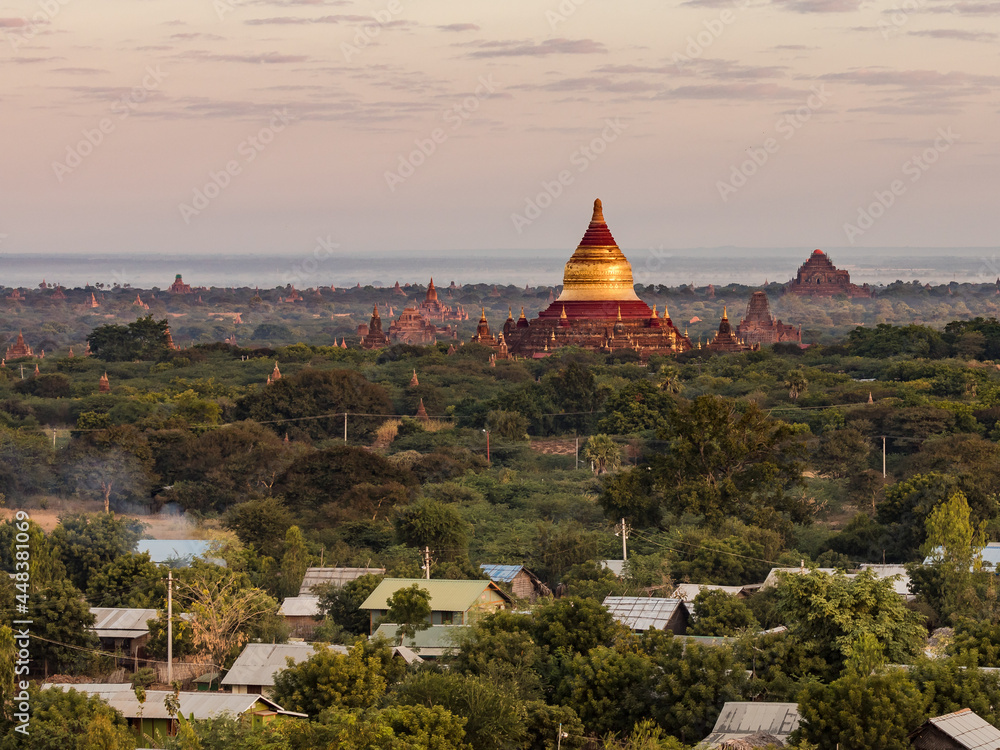 Panorama der Dhammayazika-Pagode in Bagan bei der fantastischen Fahrt mit dem Heißluftballon