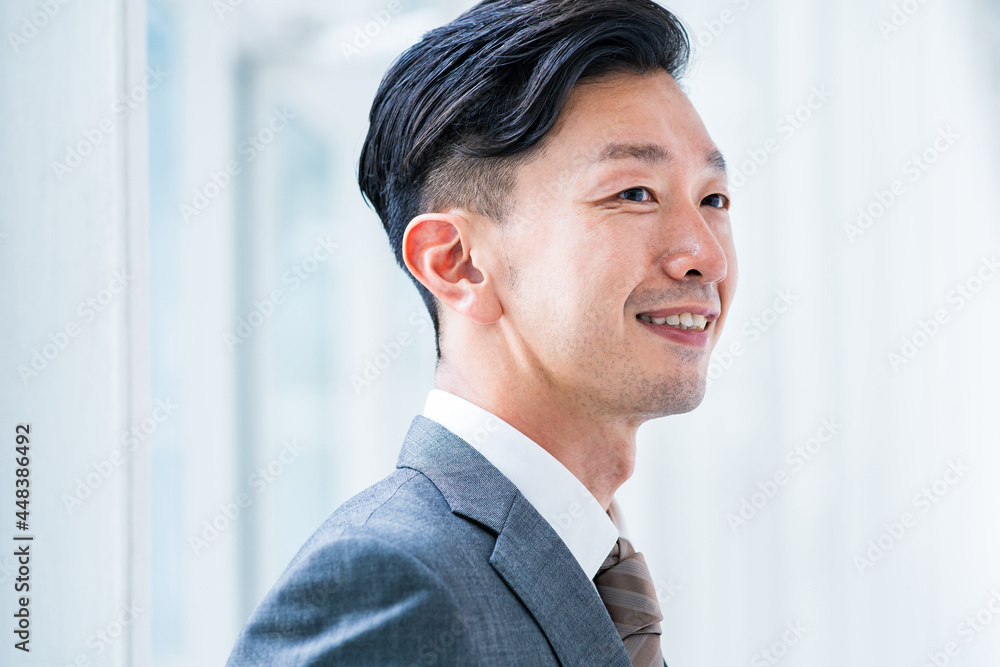 笑顔のビジネスマン 