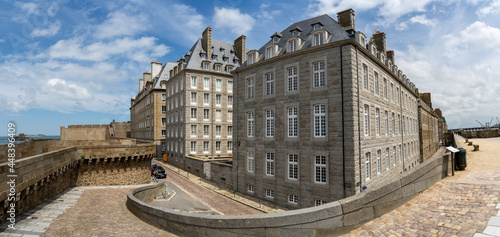 Panoramafoto der Altstadt und der Stadtmauer von Saint Malo, Bretagne, Frankreich