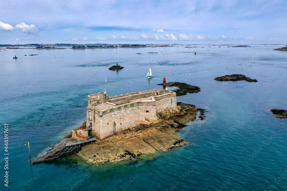 Luftaufnahme der inselwelt vor der Küste von Carantec, und die Insel mit dem  Château du Taureau, Bretagne, Frankreich
